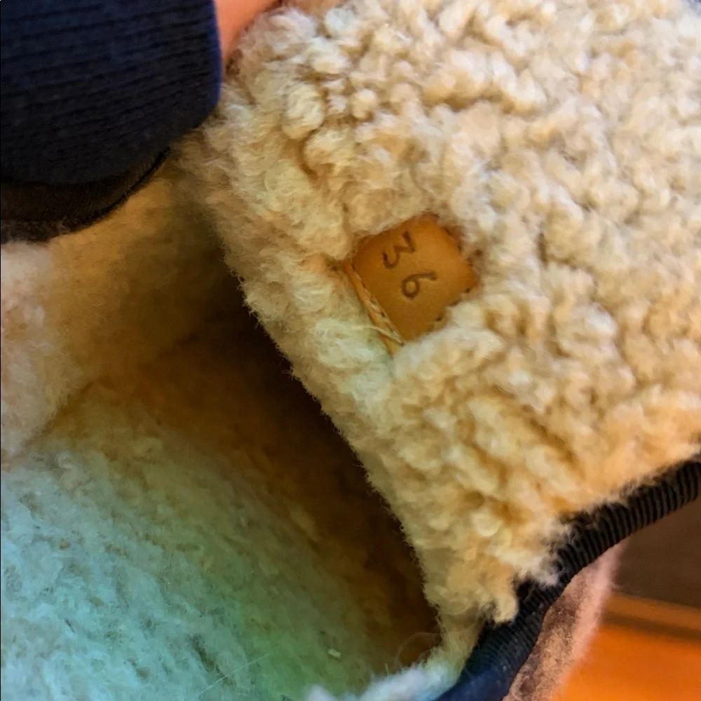 Gucci Cream and Black Shearling Loafers with Gold Bit - Picture 3 of 6
